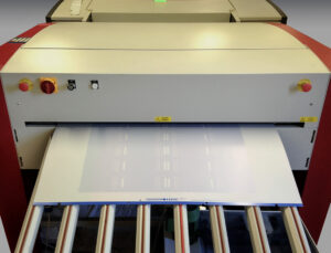 Uscita-lastra-da-sviluppatrice_OK-300x229 Il valore del packaging: sinergie nel percorso di lavorazione